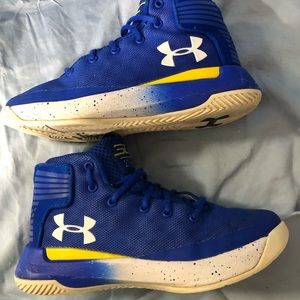 Under Armour 1295990-400 Blue/White/Yellow Youth Size 2